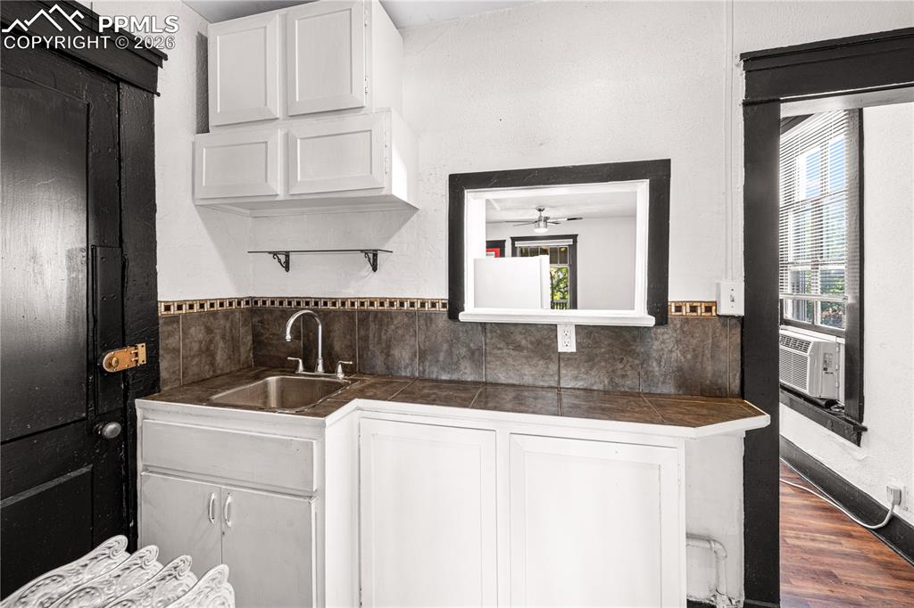 Image 22 of 27: Kitchen