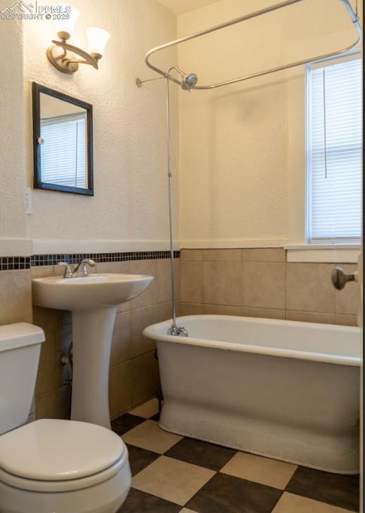 Image 25 of 27: Bathroom