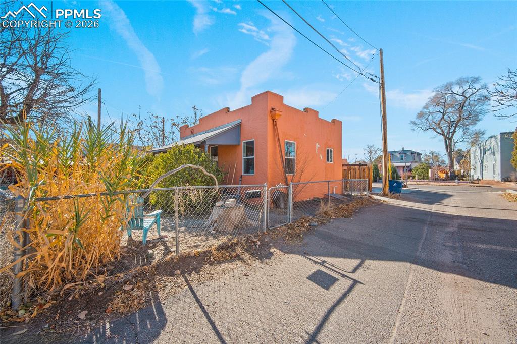 Image 8 of 27: Side of Structure