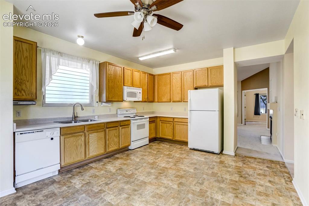 Image 15 of 47: Kitchen