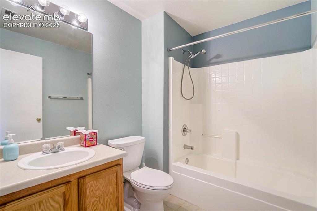 Image 19 of 47: Bathroom