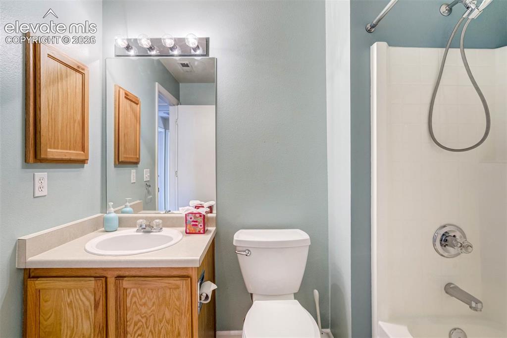 Image 20 of 47: Bathroom