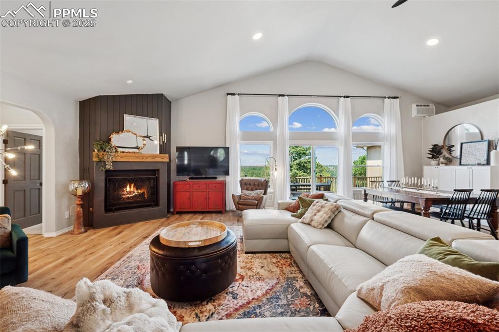 Image 20 of 49: Great Room