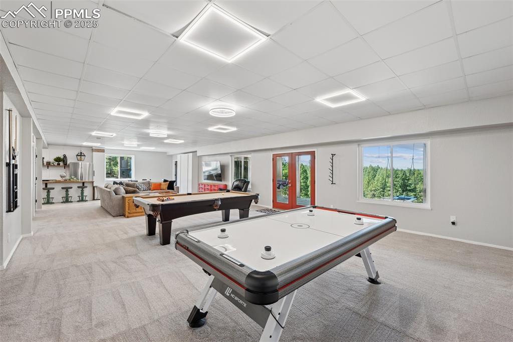 Image 29 of 49: HUGE Family Room 21