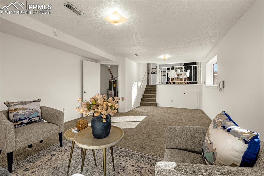 Image 18 of 31: Living Room