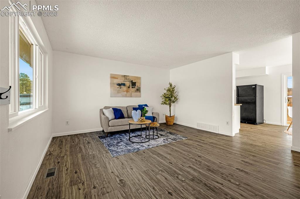 Image 2 of 31: Living Room