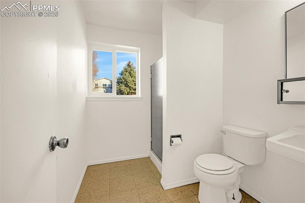 Image 20 of 31: Bathroom