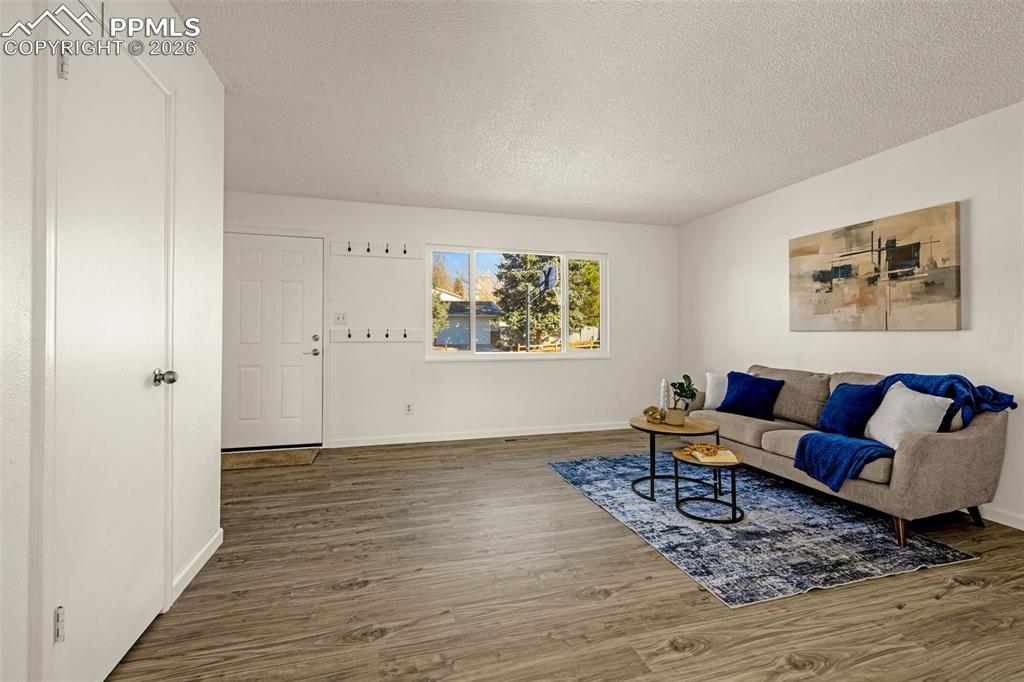 Image 4 of 31: Living Room