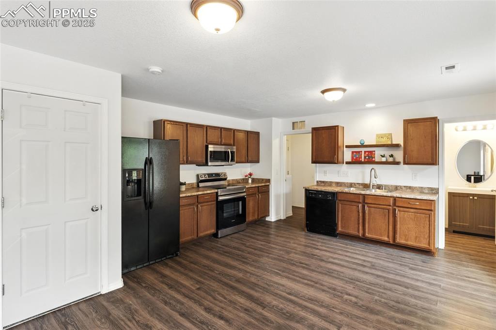 Image 11 of 36: Kitchen