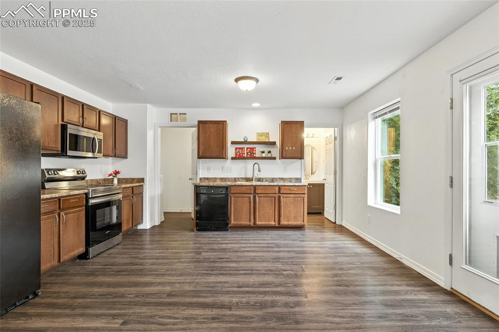 Image 12 of 36: Kitchen