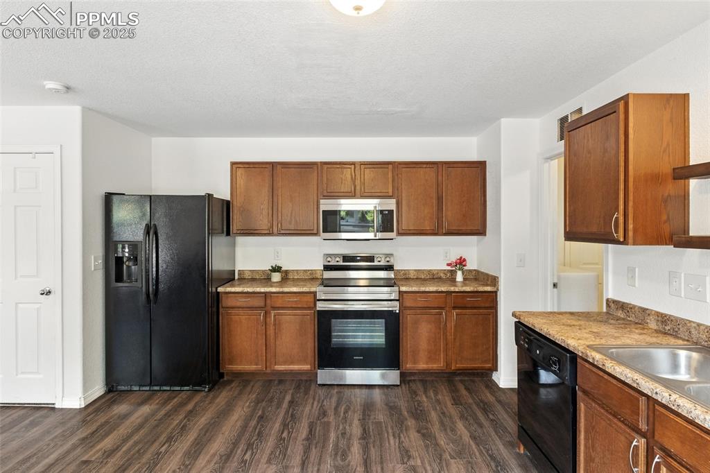 Image 13 of 36: Kitchen