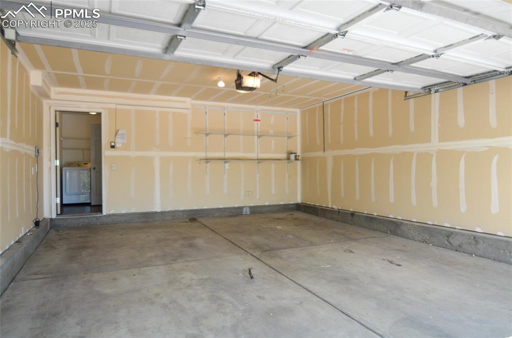 Image 16 of 36: Garage