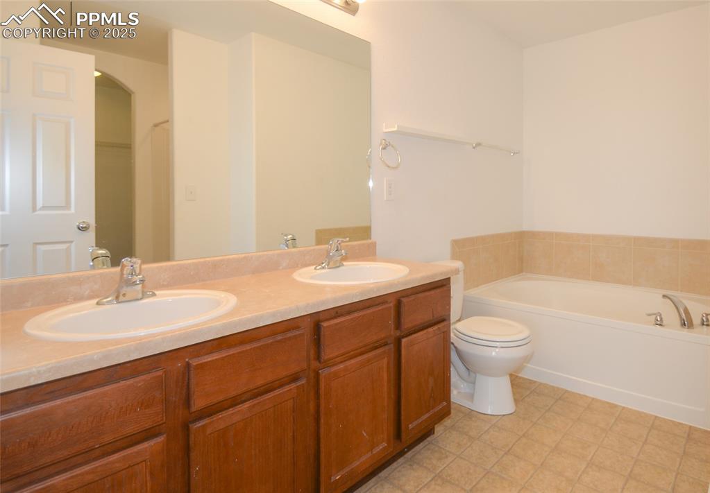 Image 22 of 36: Ensuite