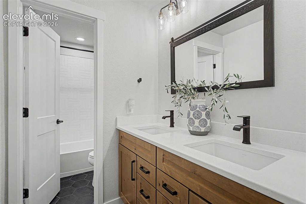 Image 31 of 44: Bathroom