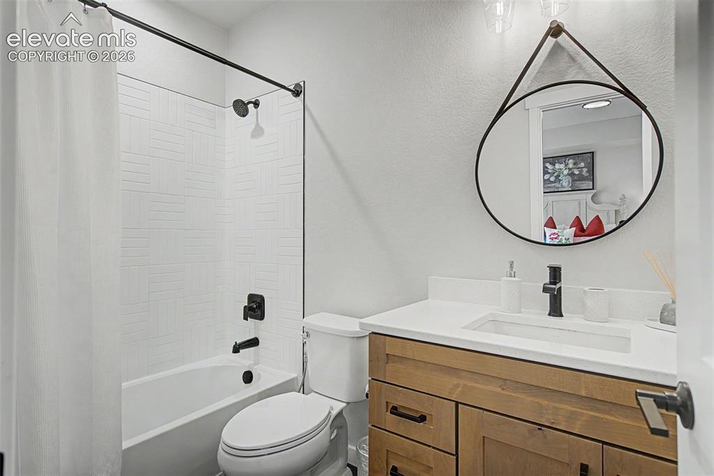 Image 34 of 44: Bathroom