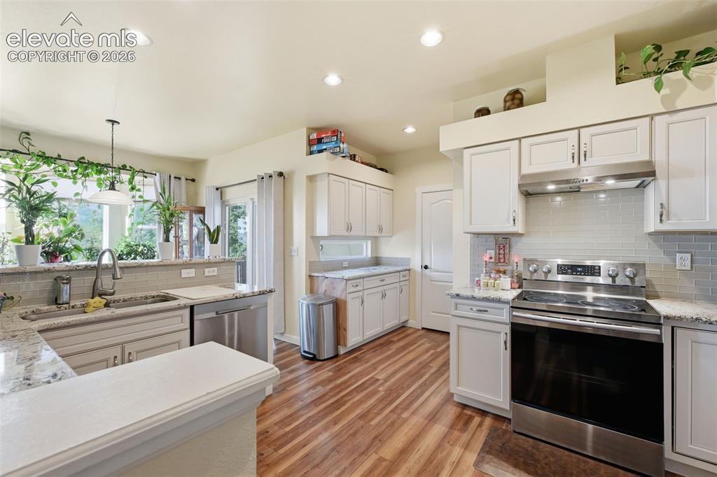 Image 10 of 35: Kitchen