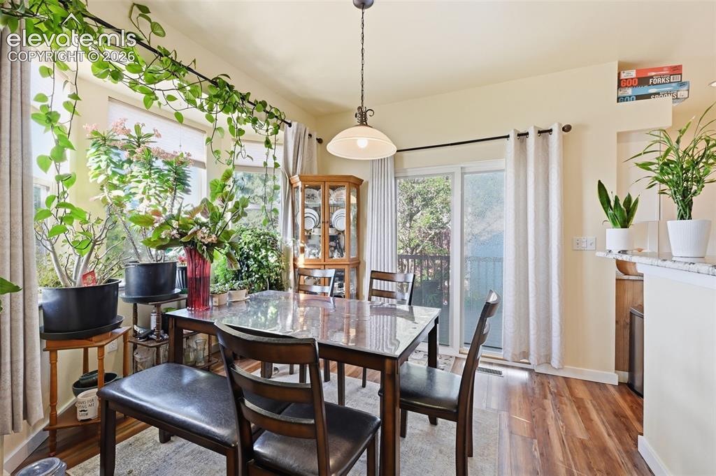 Image 7 of 35: Dining Area
