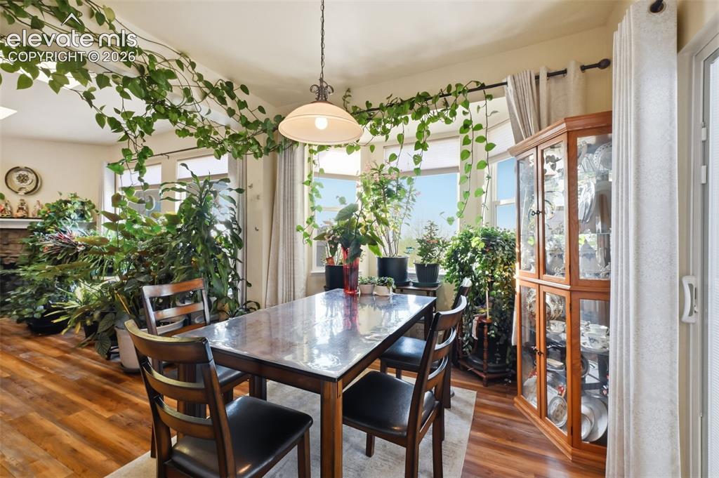 Image 8 of 35: Dining Area