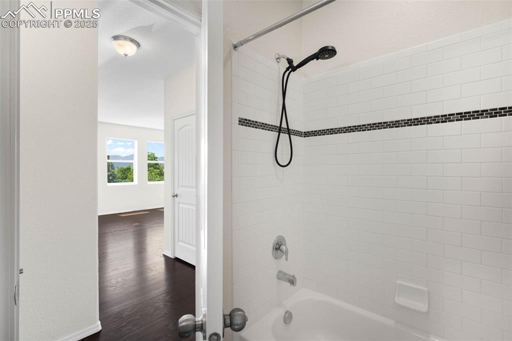 Image 19 of 37: Secondary main floor bathroom