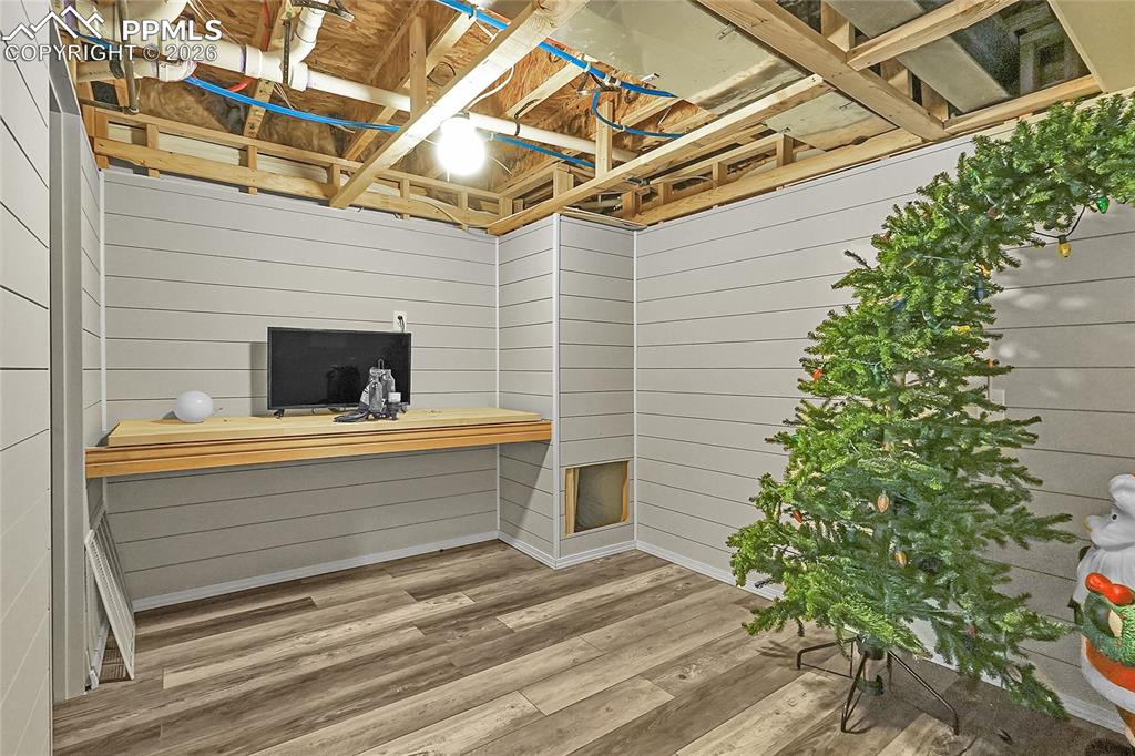 Image 25 of 29: Office