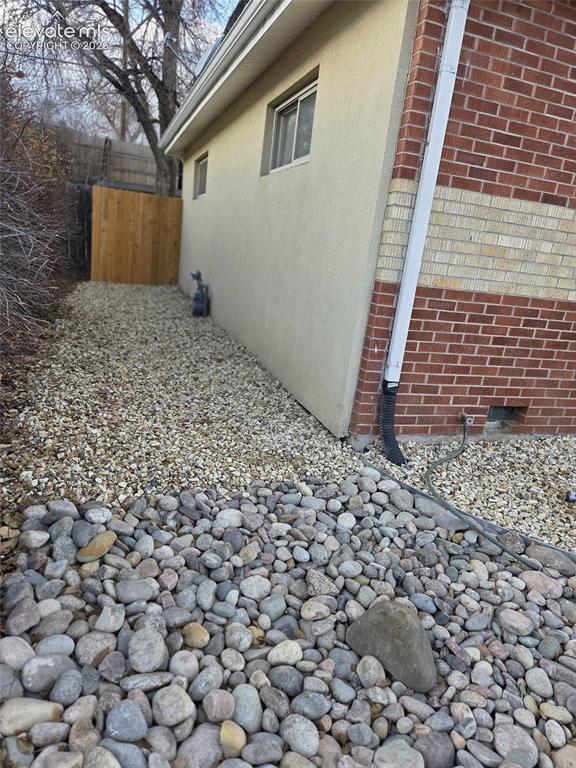 Image 4 of 31: Side of Structure