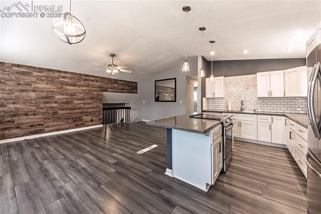 Image 10 of 42: Kitchen