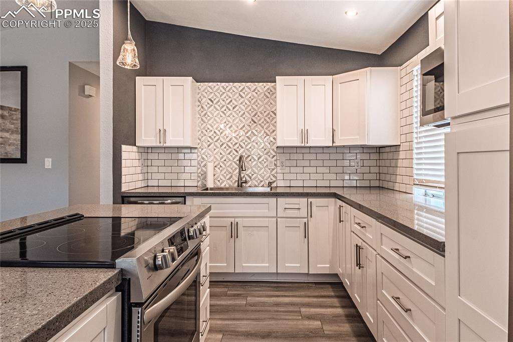 Image 11 of 42: Kitchen