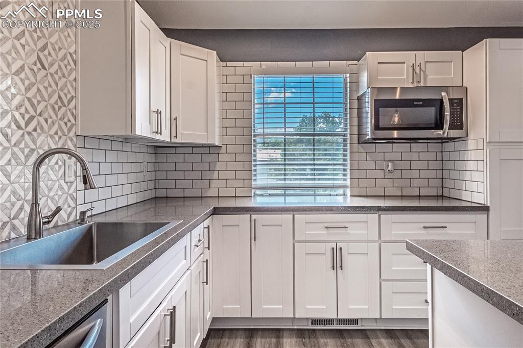 Image 14 of 42: Kitchen