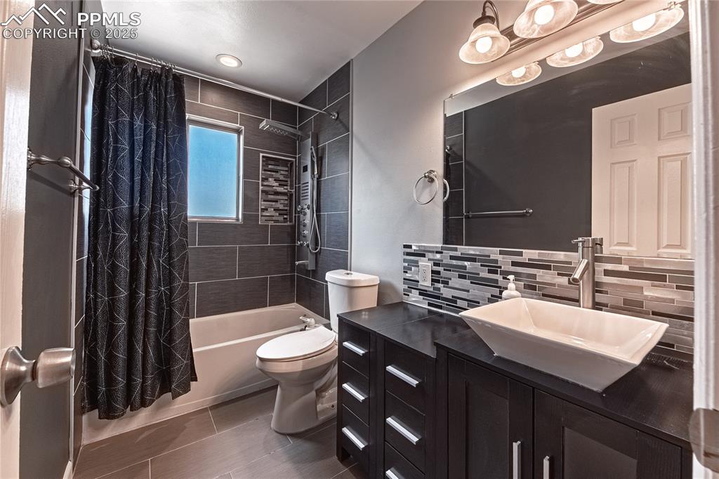 Image 21 of 42: Bathroom