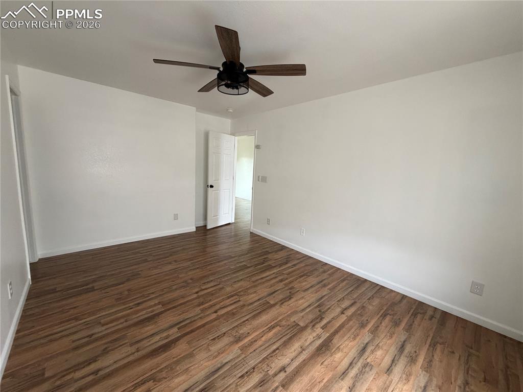 Image 7 of 17: Kitchen