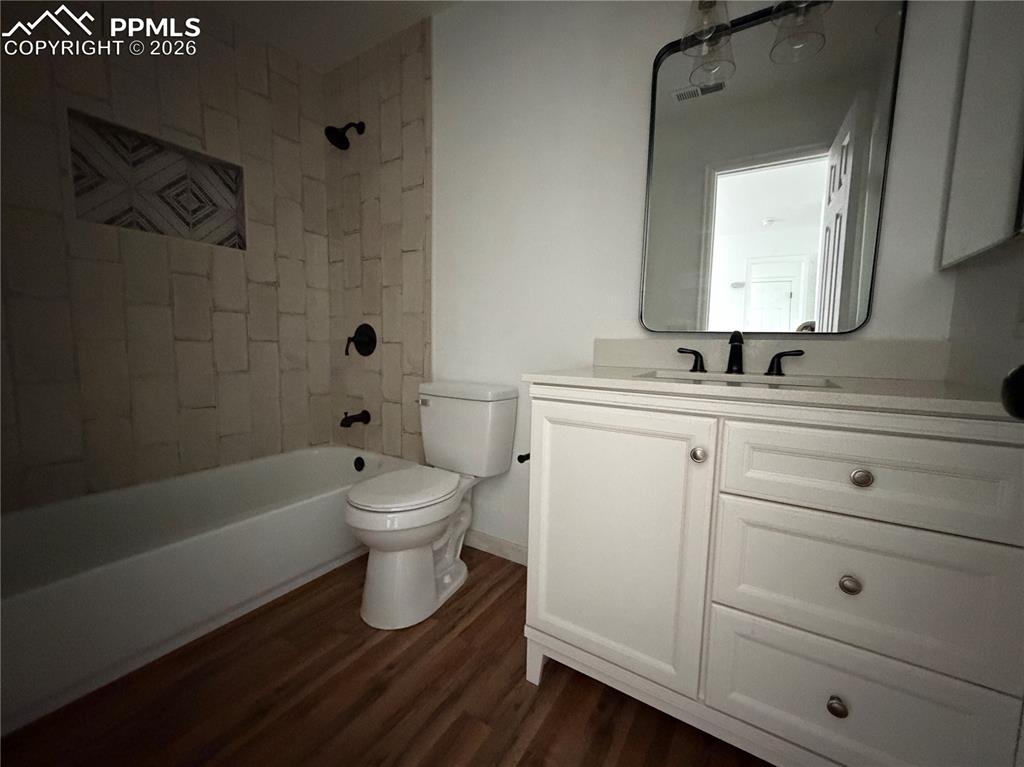 Image 9 of 17: Bedroom