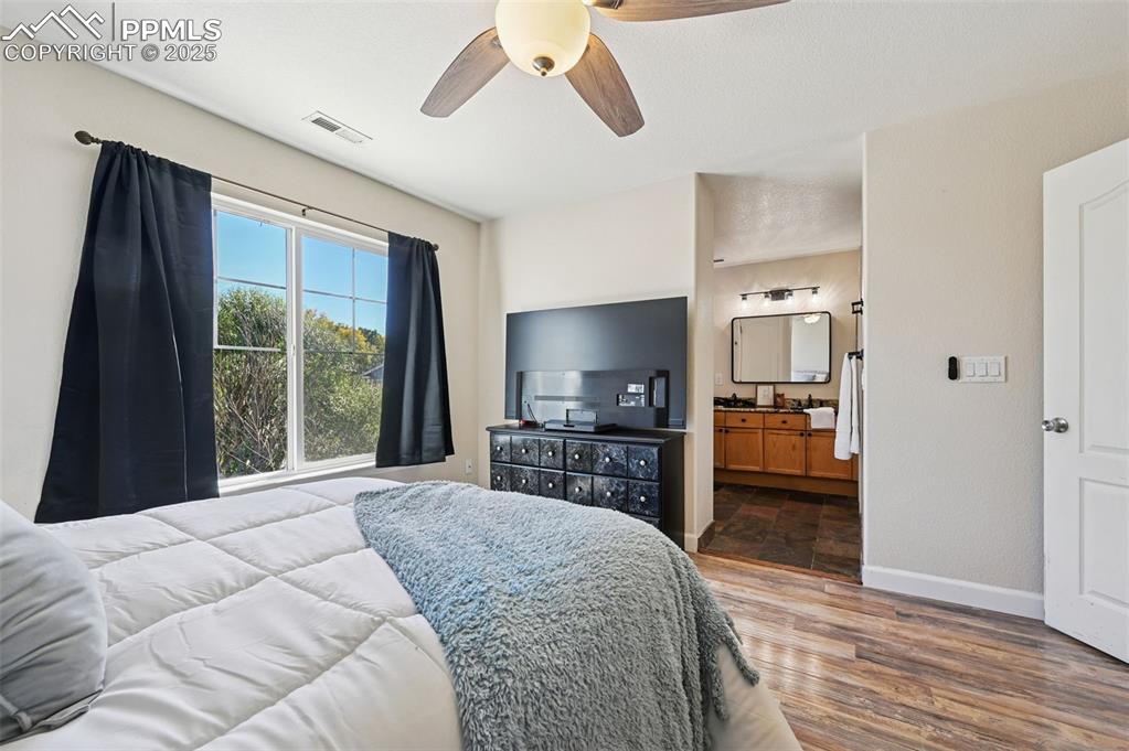 Image 13 of 21: Bedroom