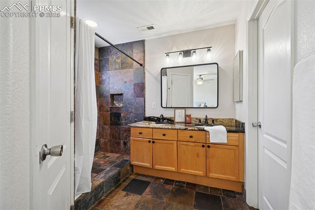 Image 14 of 21: Bathroom