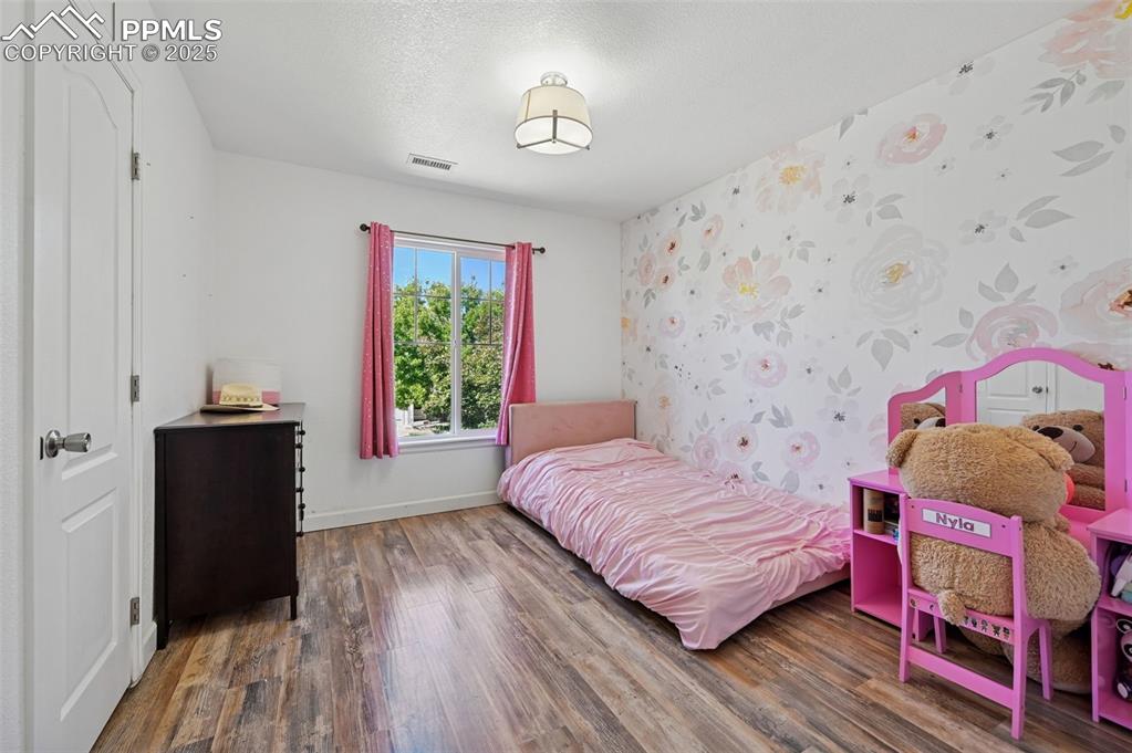 Image 15 of 21: Bedroom