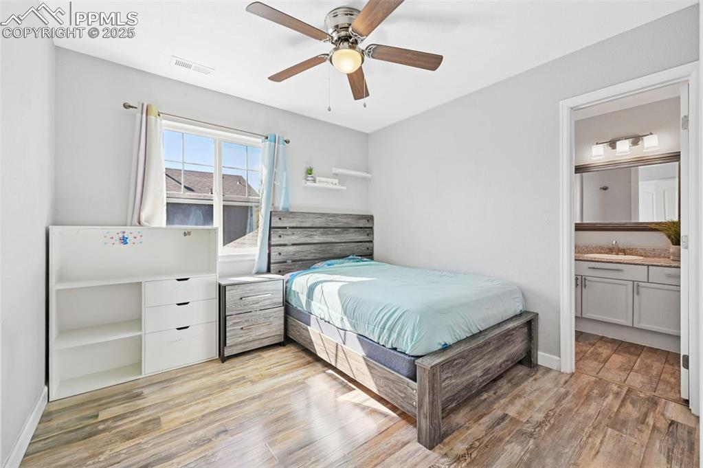 Image 16 of 21: Bedroom