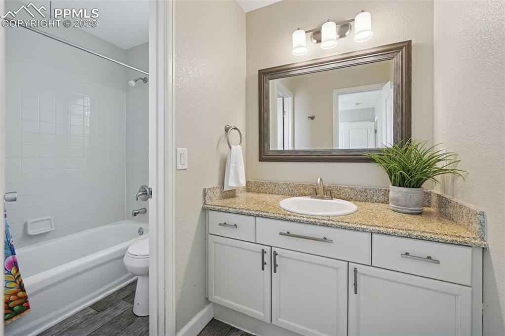 Image 17 of 21: Bathroom