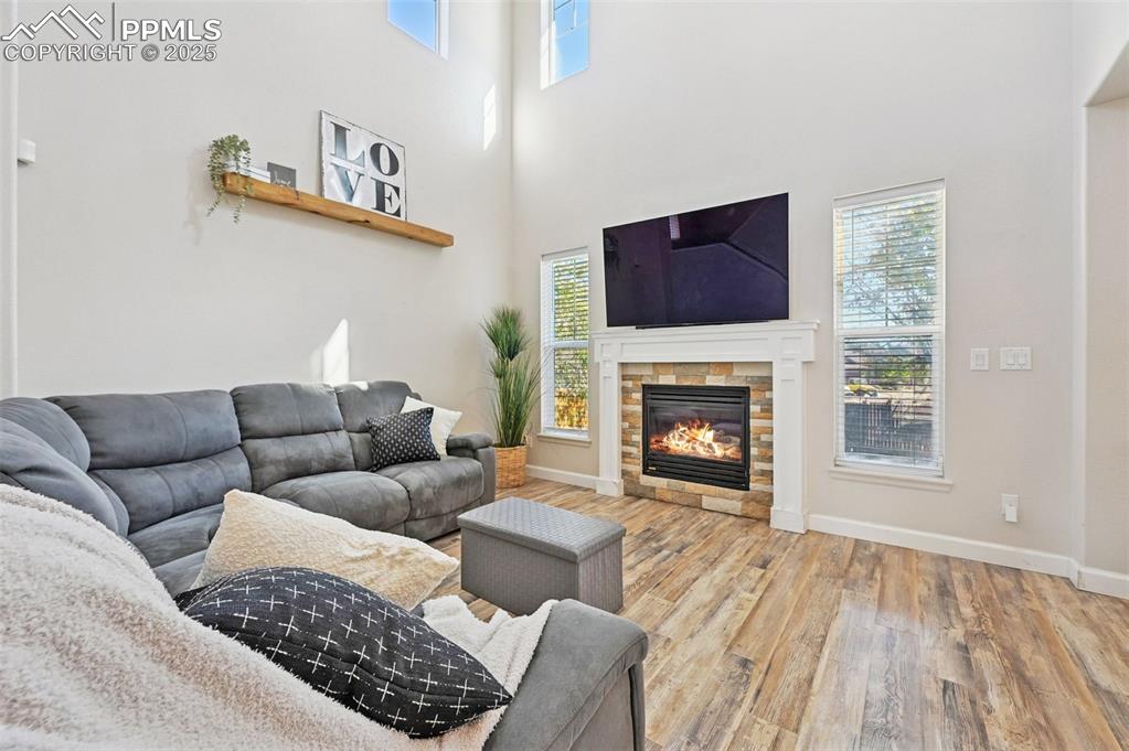 Image 3 of 21: Living Room