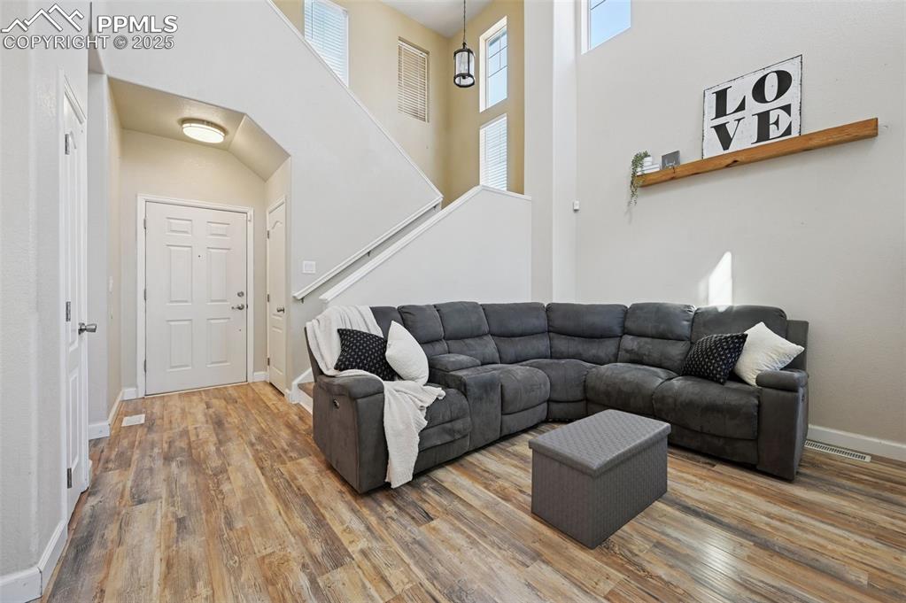 Image 4 of 21: Living Room