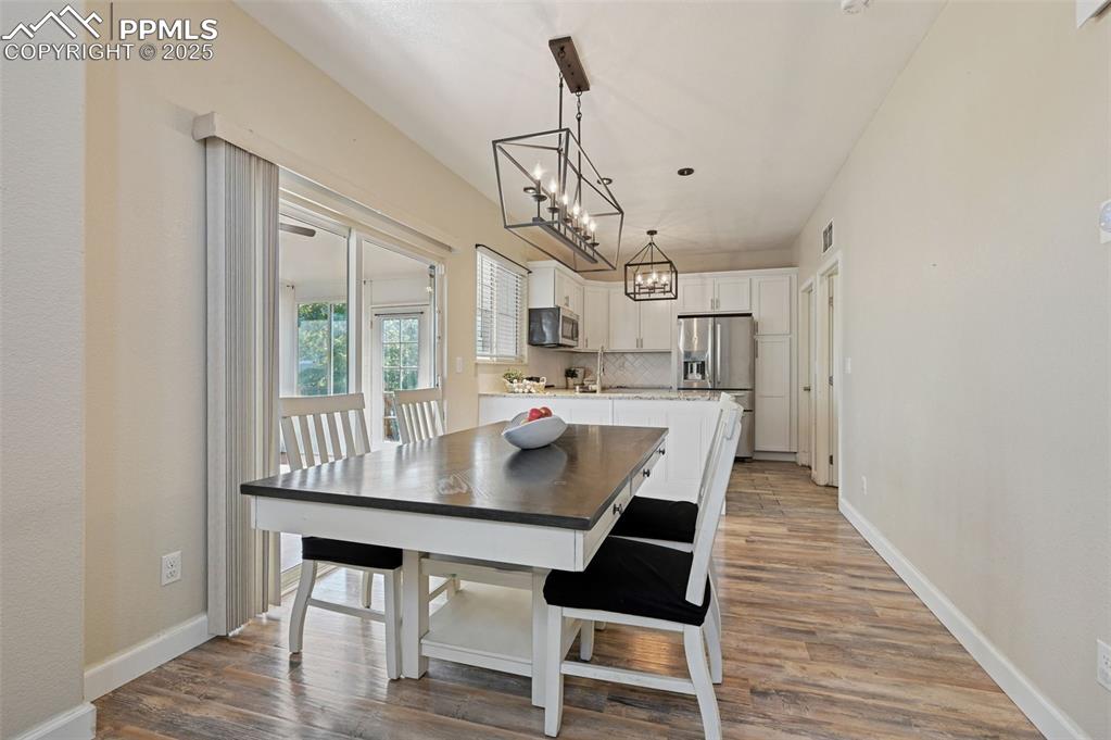 Image 6 of 21: Dining Area