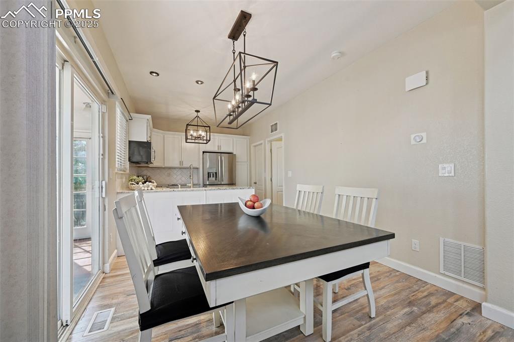 Image 7 of 21: Dining Area