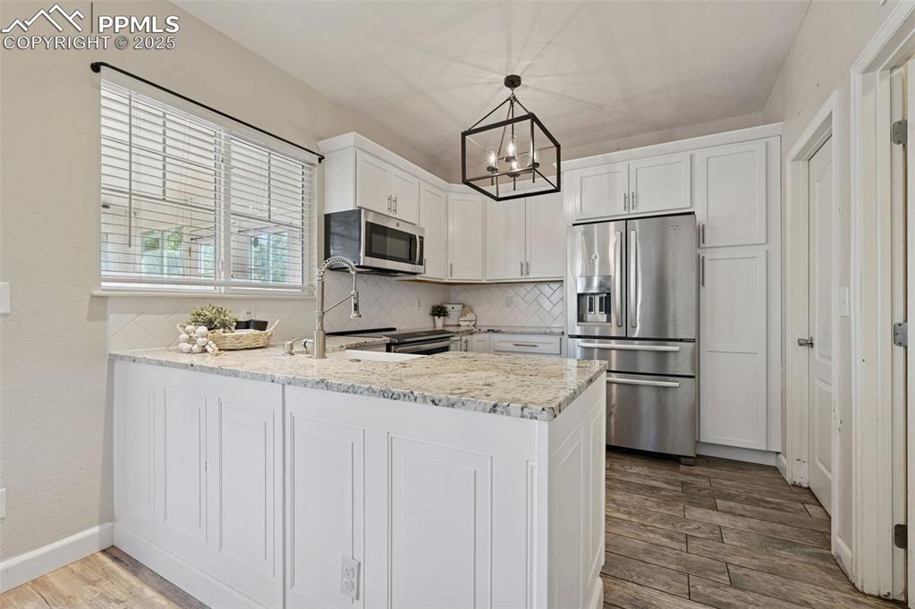 Image 8 of 21: Kitchen