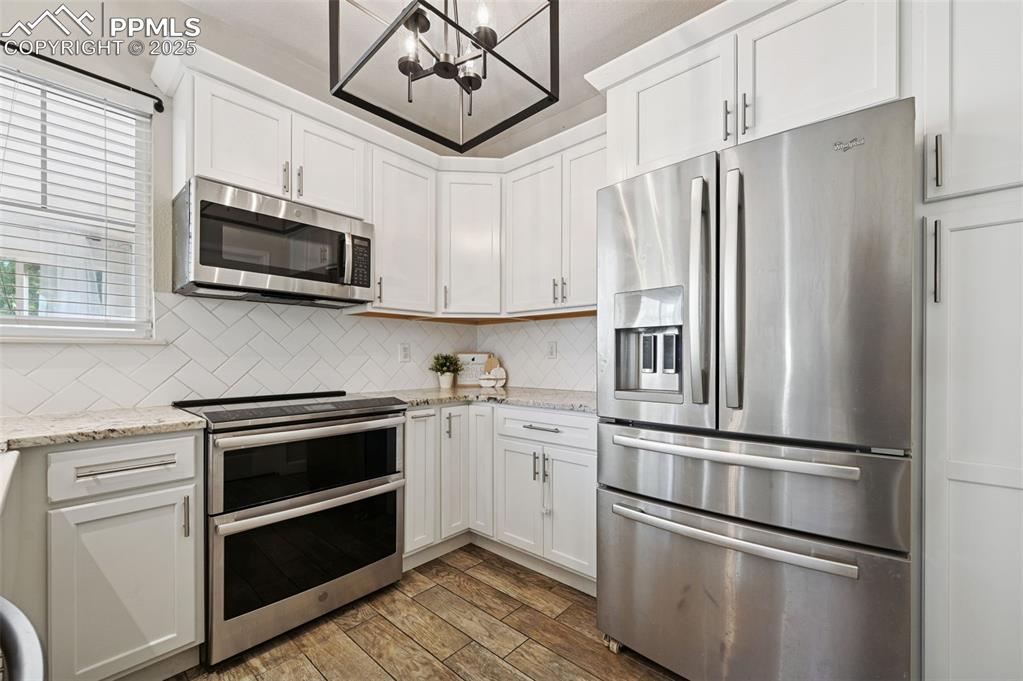 Image 9 of 21: Kitchen