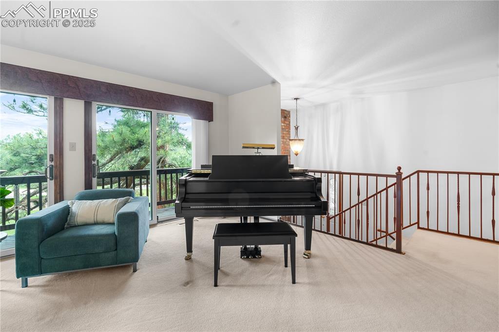 Image 6 of 44: Bright and spacious living room