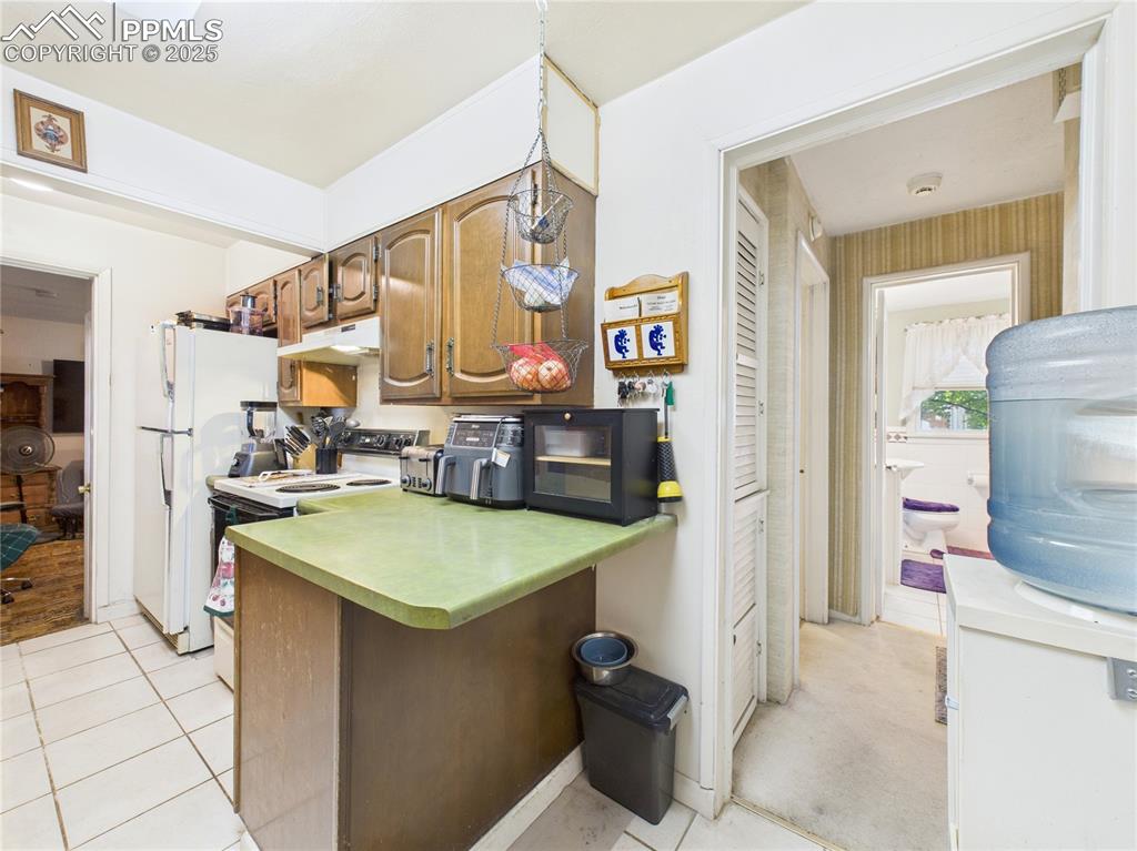 Image 11 of 30: Kitchen