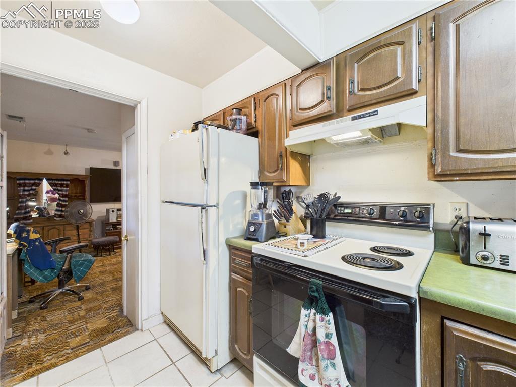 Image 13 of 30: Kitchen