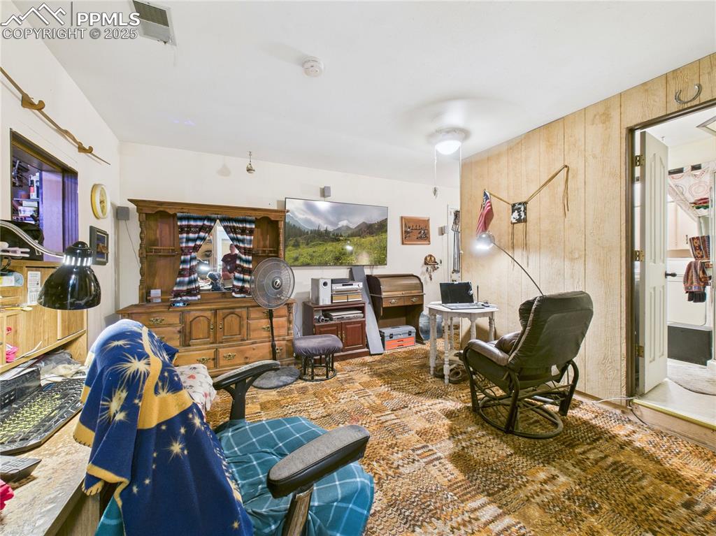 Image 16 of 30: Sitting Room