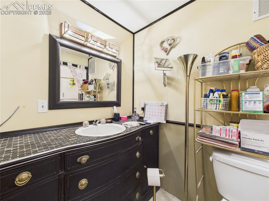 Image 20 of 30: Bathroom