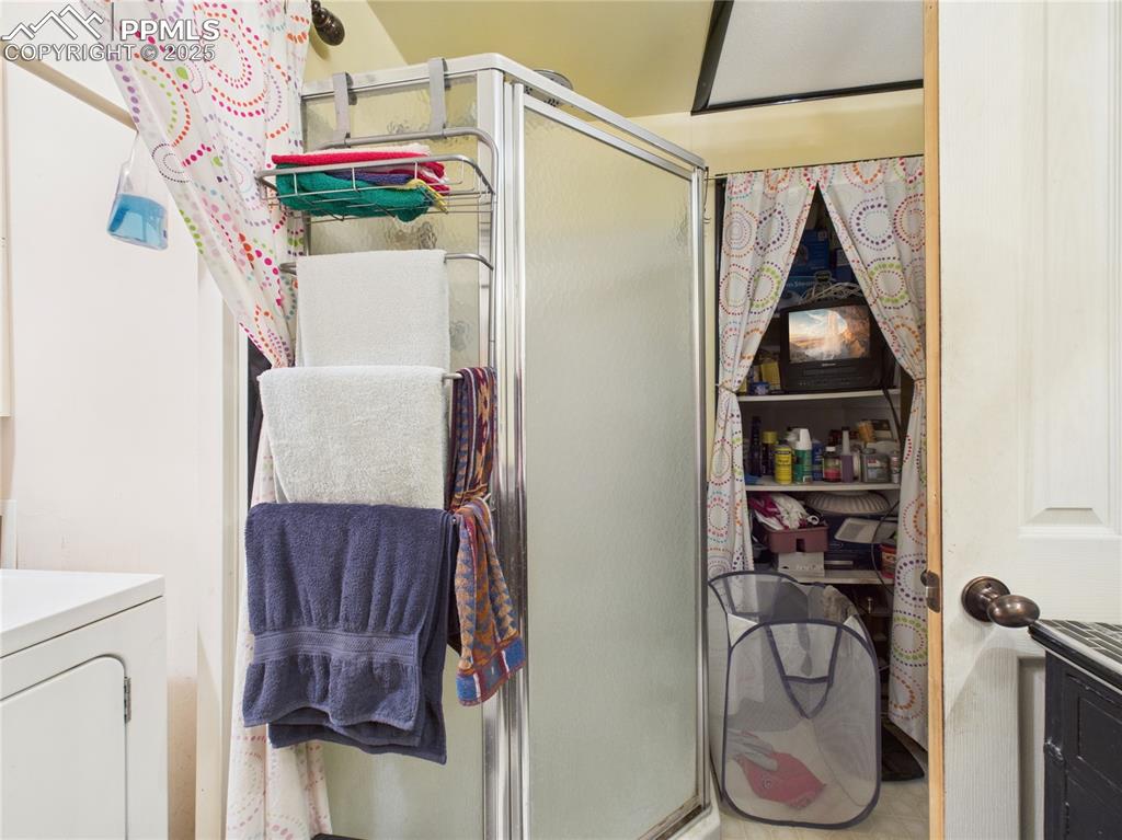 Image 22 of 30: Bathroom