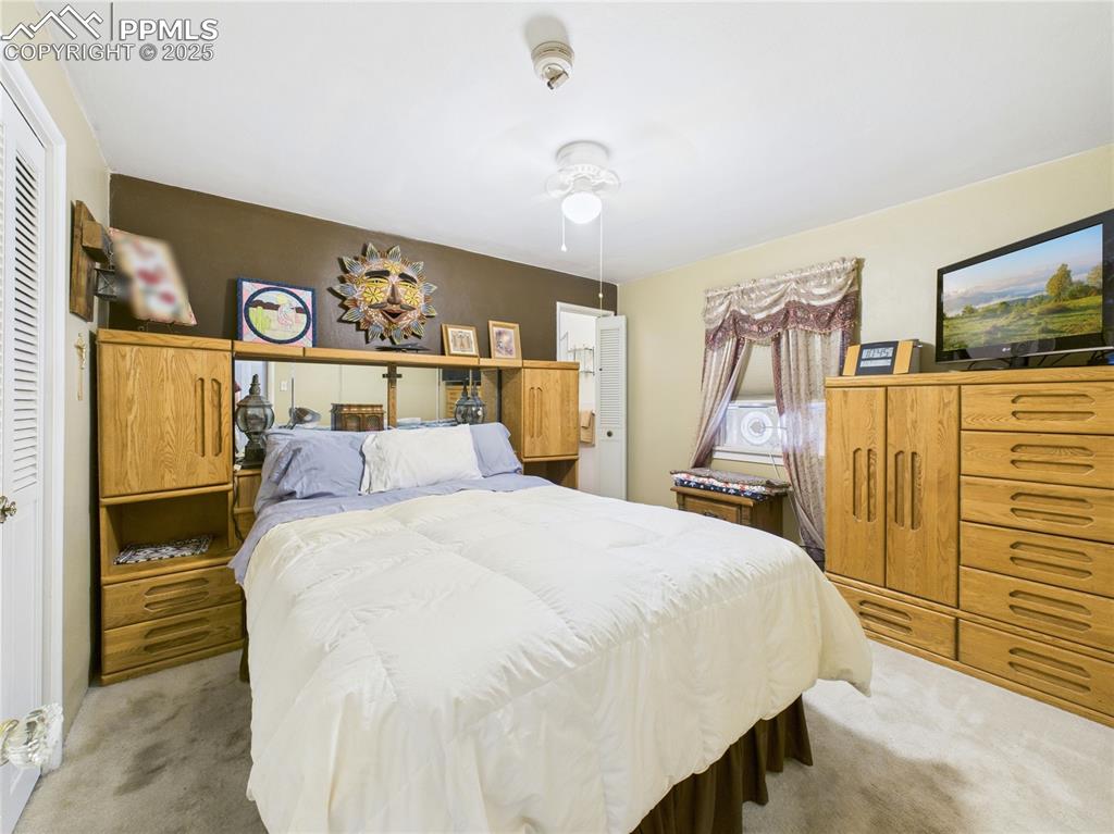 Image 23 of 30: Bedroom