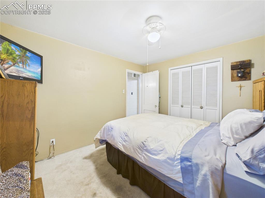 Image 24 of 30: Bedroom